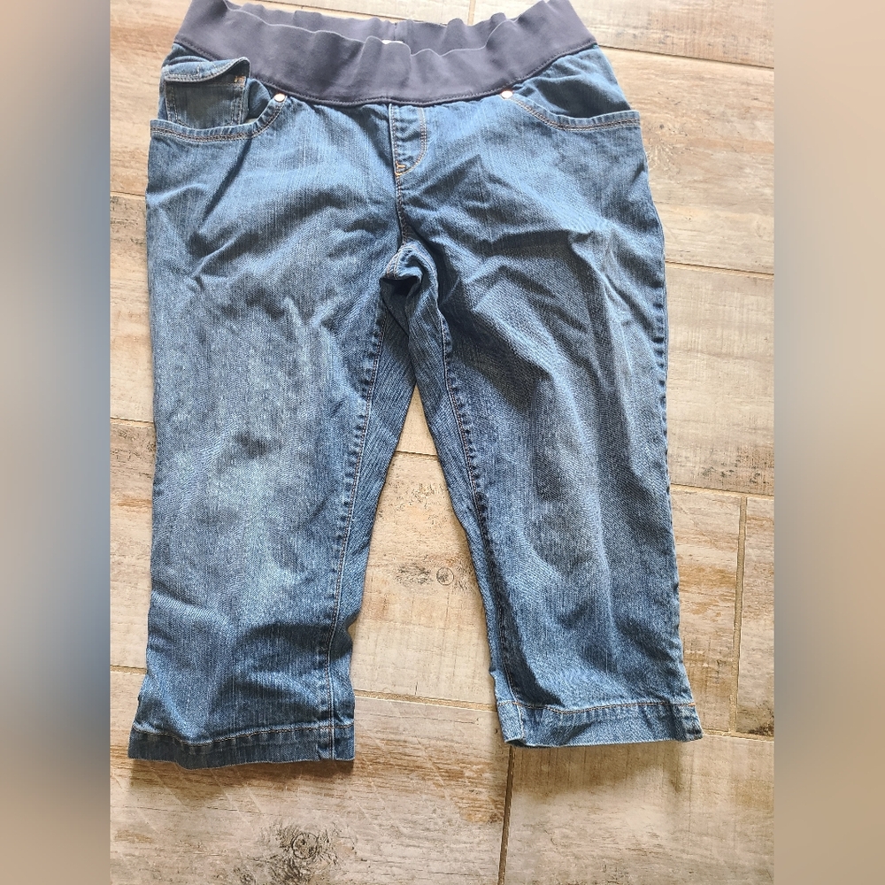 Old Navy's Low Rise Maternity Capri Large
